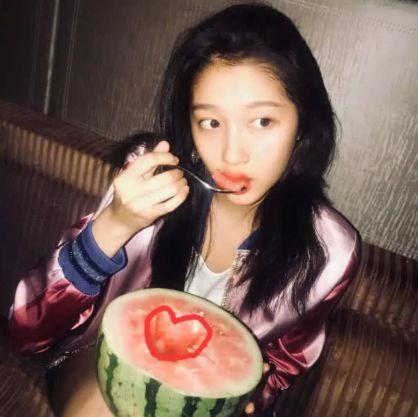 吃瓜群众关晓彤,娱乐圈的“吃瓜群众”