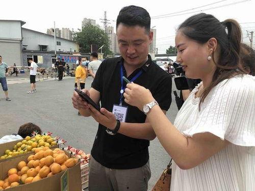 云县李幸吃瓜,吃瓜群众的快乐生活