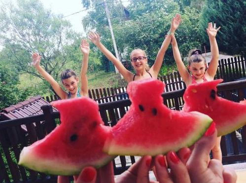 宝宝爱笑吃瓜群众,瓜群欢声笑语”