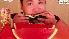 请奶奶吃瓜,请奶奶共享甜蜜瓜果时光