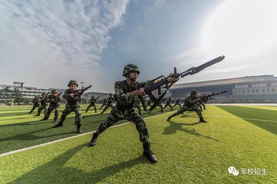 武警警官学院吃瓜,校园生活背后的“吃瓜”故事