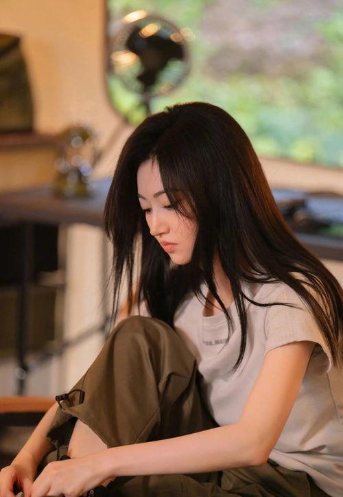 少女感吃瓜照片,少女感满满！吃瓜照片带你领略青春风采