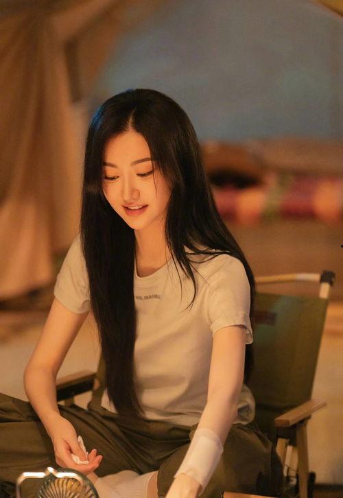 少女感吃瓜照片,少女感满满！吃瓜照片带你领略青春风采