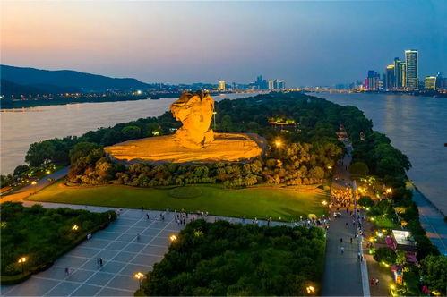 橘子洲吃瓜,吃瓜群众的热闹日常