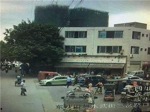 民警蹲路边吃瓜