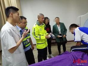 民警蹲路边吃瓜