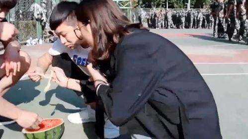 女生军训视频吃瓜,女生吃瓜视频引发热议