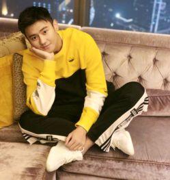 搬上小板凳准备吃瓜